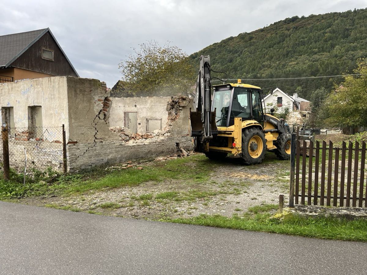 Búranie rodinného domu bagrom